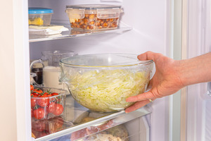 Krautsalat im Kühlschrank durchziehen lassen