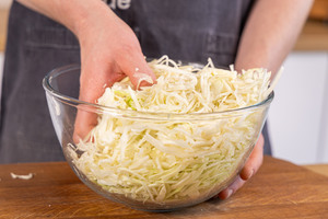 Weißkohl kneten
