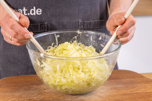 Krautsalat mischen