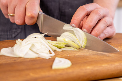 Zwiebel fein schneiden