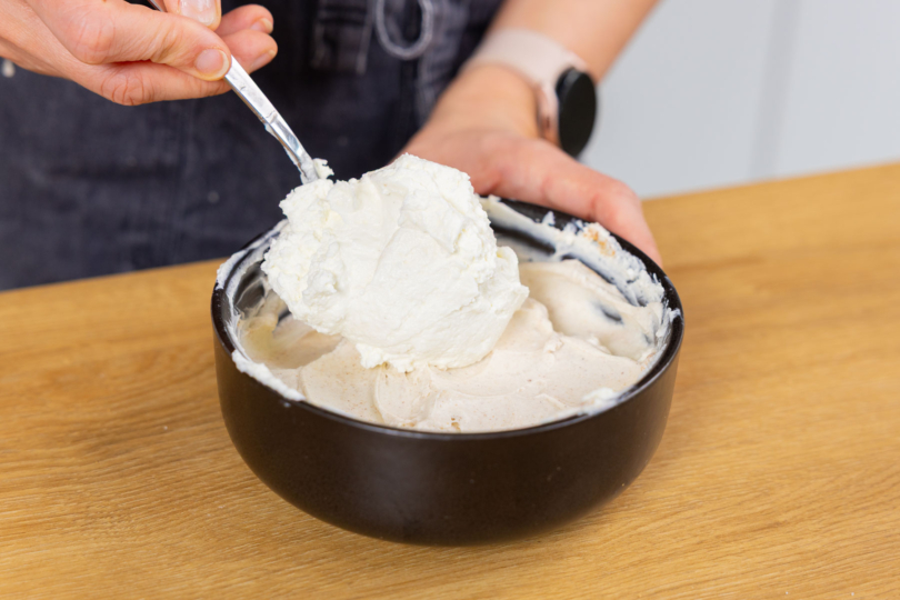 Mascarpone mkt Quark verrühren.