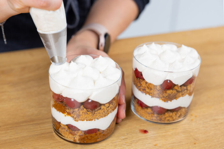 Zweite Schicht Mascarpone einfüllen.