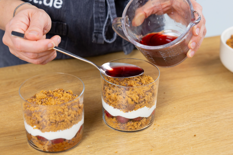 Zweite Schicht Lebkuchen mit Kirschsaft beträufeln.