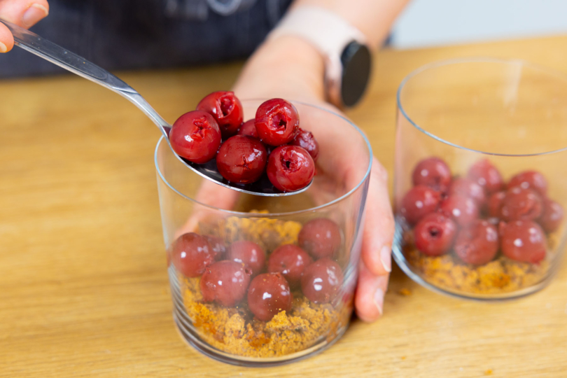 Kirschen auf die lebkuchen geben.