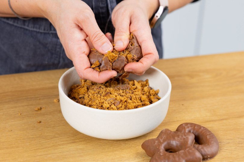 Die Lebkuchen zerbröseln.