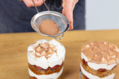 Zimt und Kakao auf dem Lebkuchen Tiramisu verstreuen.