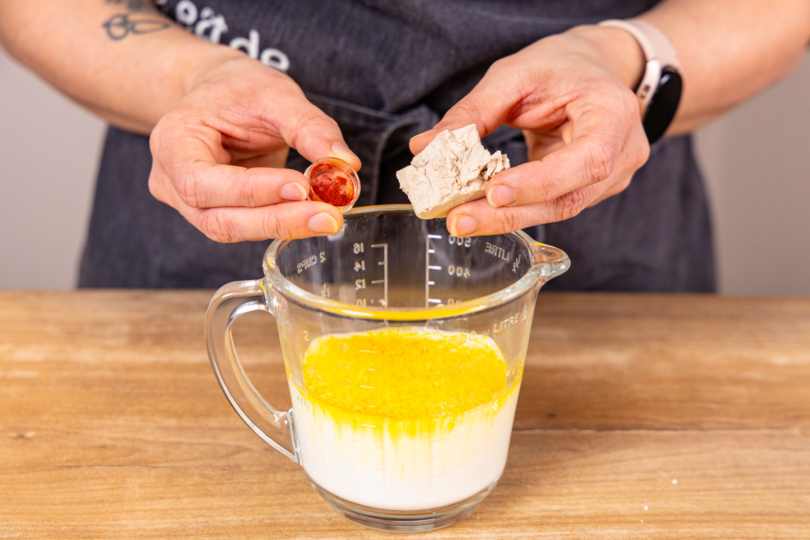 Safran und HEfe in Milch auflösen
