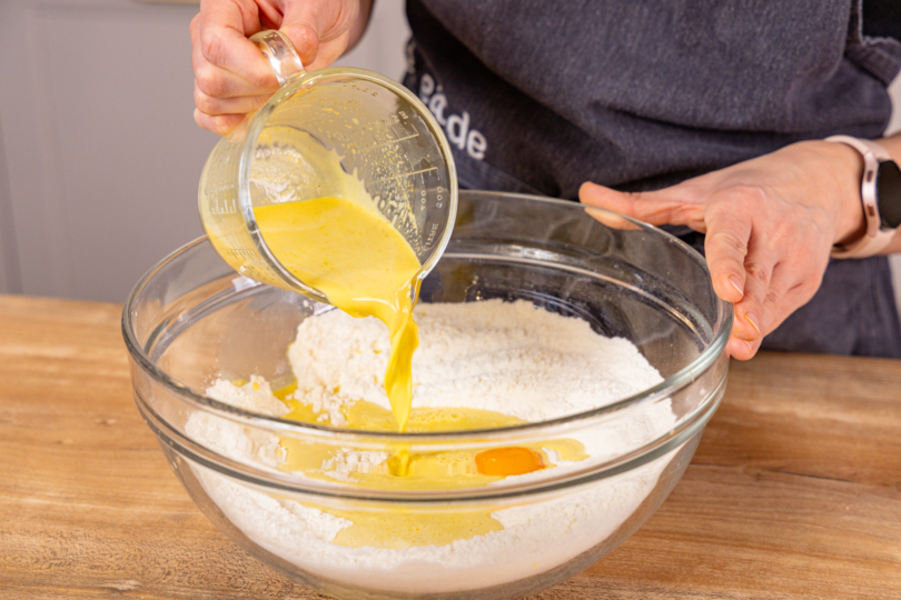 Hefemilch und Eigelb zu trockenen Zutaten geben