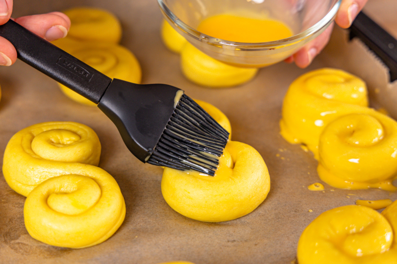 Lussekatter mit Ei-Milch-Mischung einstreichen