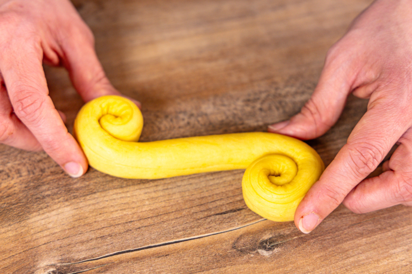 Teigstrang zu einem "S" aufrollen