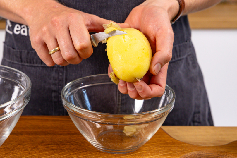 gekochte Kartoffeln schälen