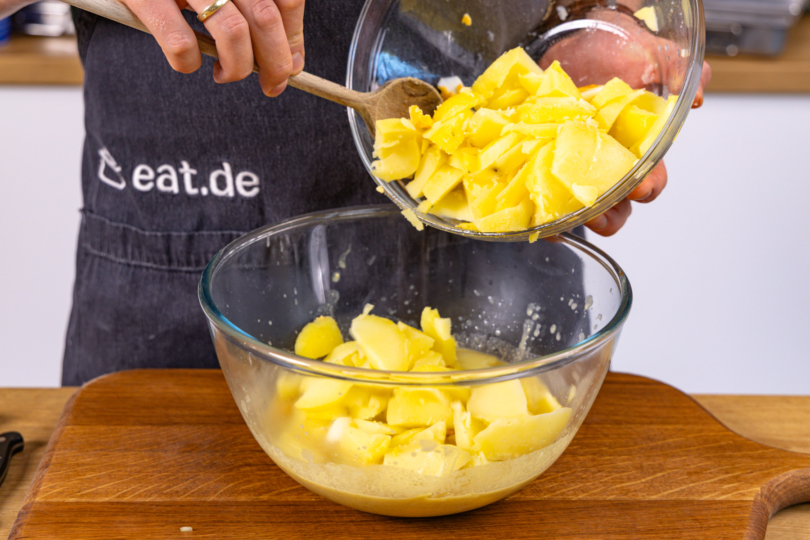 Kartoffeln in die Brühe geben