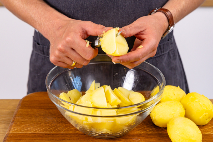 Kartoffeln in Scheiebn schneiden