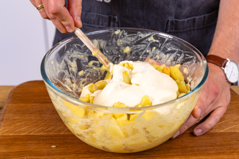 Mayonnaise unter den Salat heben