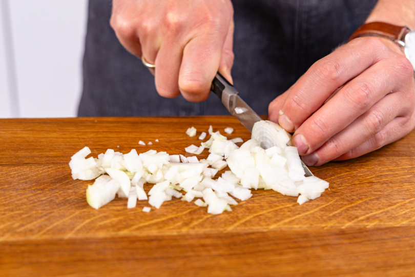 Zwiebeln würfeln