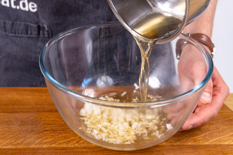 Zwiebeln mit heißer Brühe übergießen