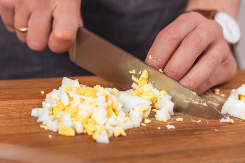 Eier klein schneiden