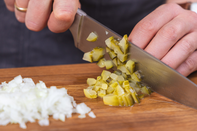 Gewürzgurken klein schneiden