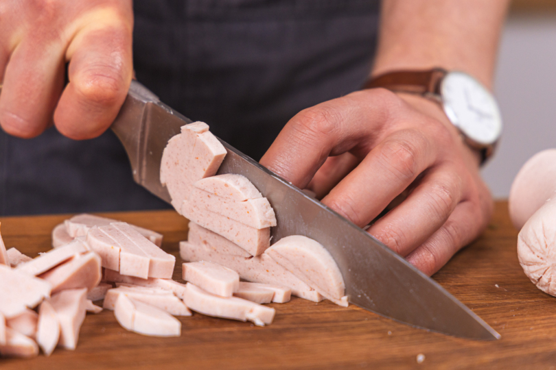 Fleischwurst in Streifen schneiden