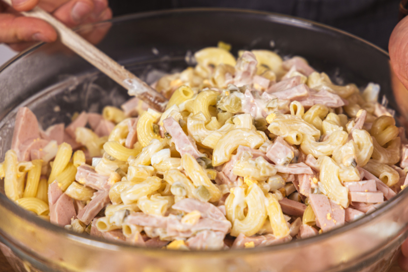 Nudelsalat vermengen