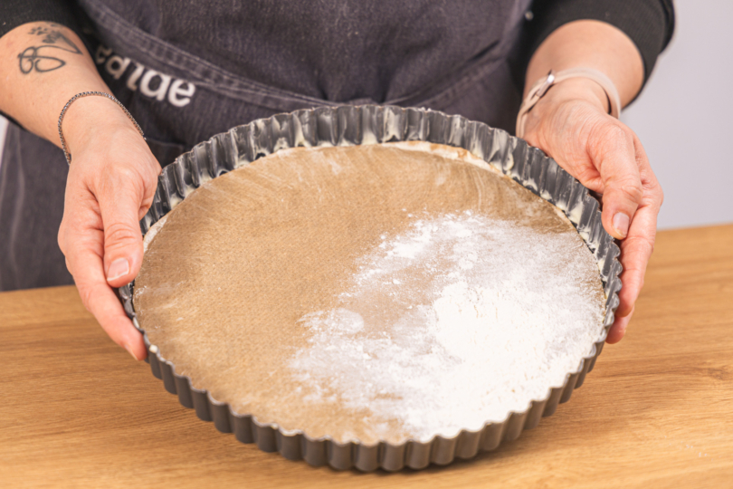 Form mit Mehl bestäuben