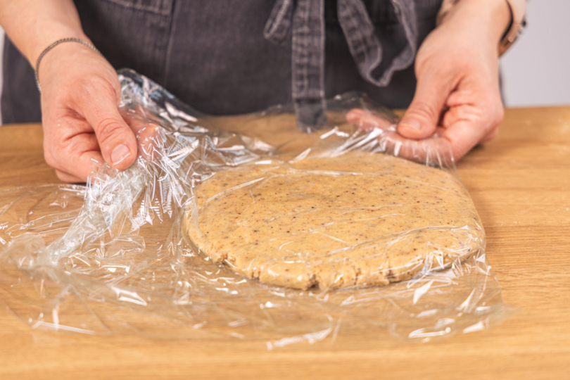 Mürbeteig in Frischhaltefolie wickeln