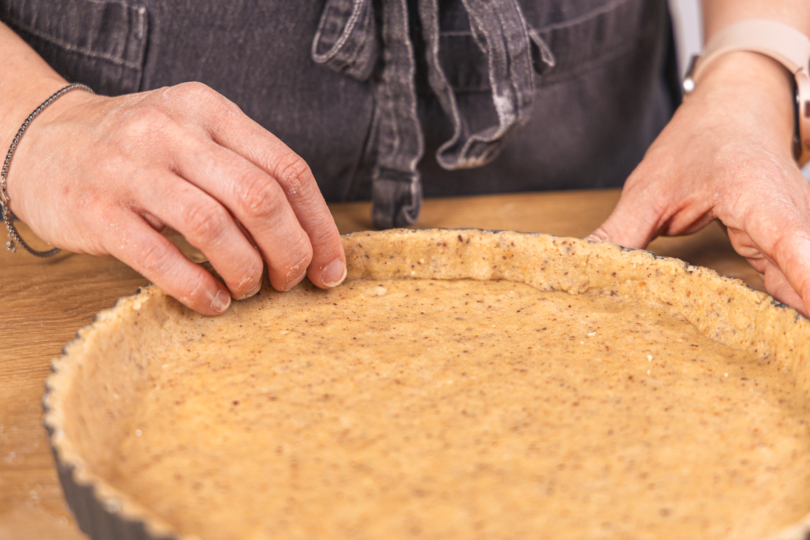 Teig in der Form am Rand andrücken