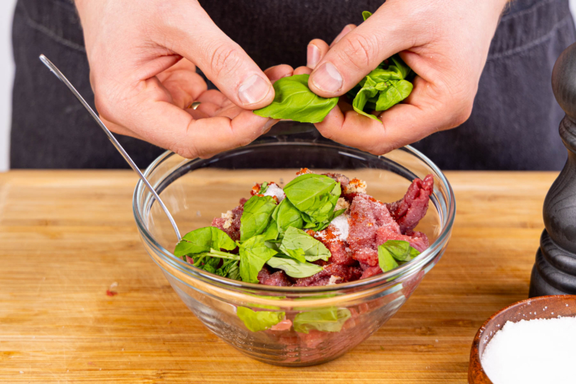 Basilkumblätter zum Fleisch zupfen