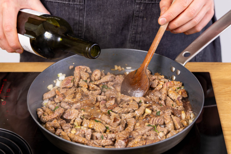 Fleisch mit Rotwein ablöschen