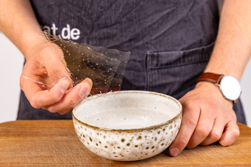 Gelatine in Wasser aufweichen