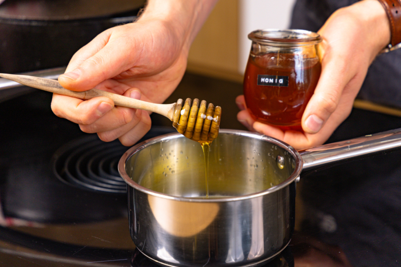 Honig zum Orangensaft in den Topf geben