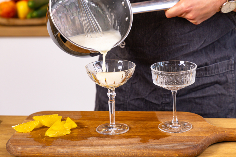 Panna-Cotta-Masse in Gläser füllen