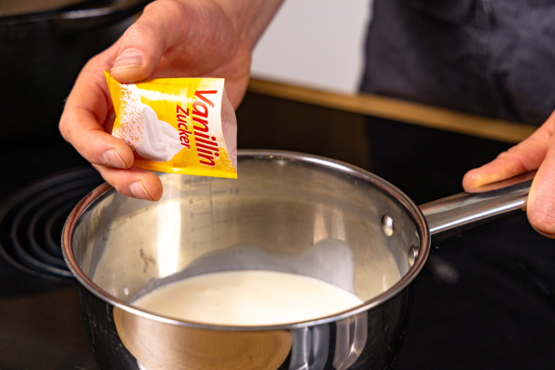 Vanillezucker zur Sahen in einen Topf geben