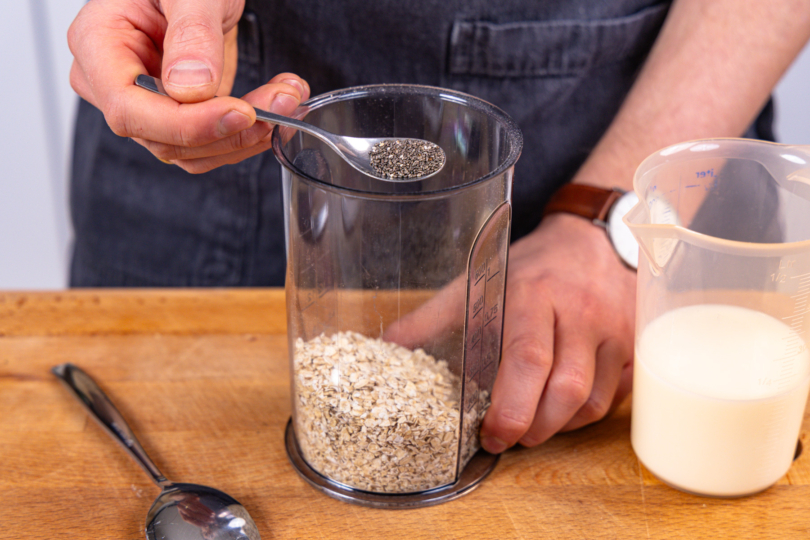 Haferflocken und Chiasamen vermischen