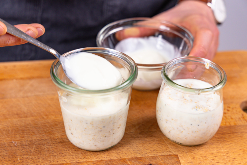 Masse für Overnight Oats mit Joghurt bedecken