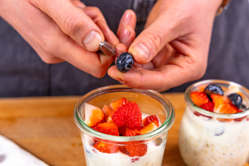 Overnight Oats mit Joghurt mit frischen Beeren bedecken