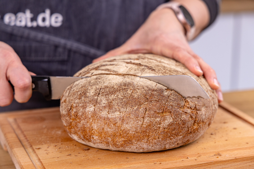 Brot einschneiden