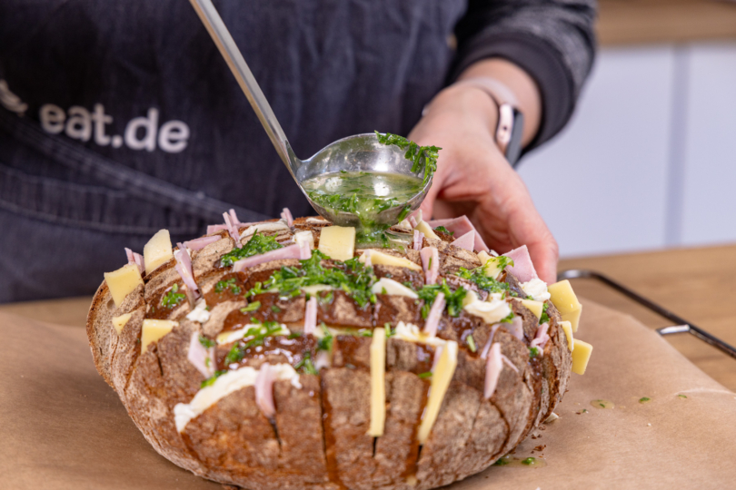 Partybrot mit Kräuterbutter begießen