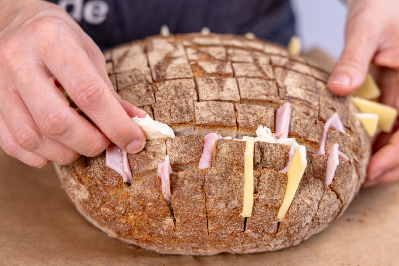 Partybrot mit Zutaten füllen