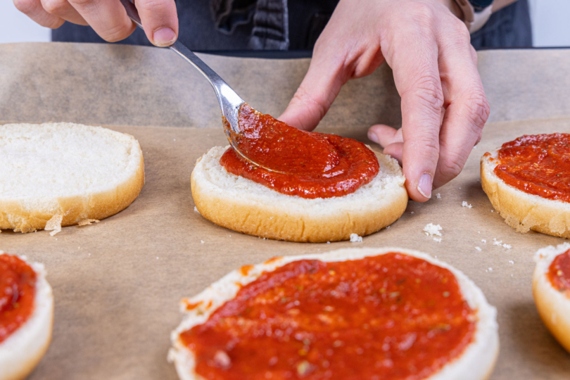 Tomatensauce verstreichen