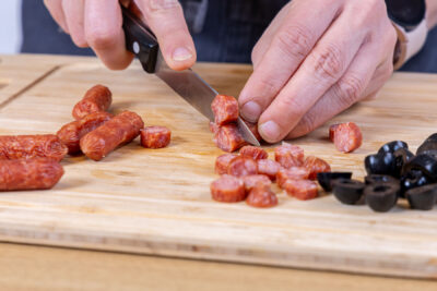 Salami und Oliven schneiden