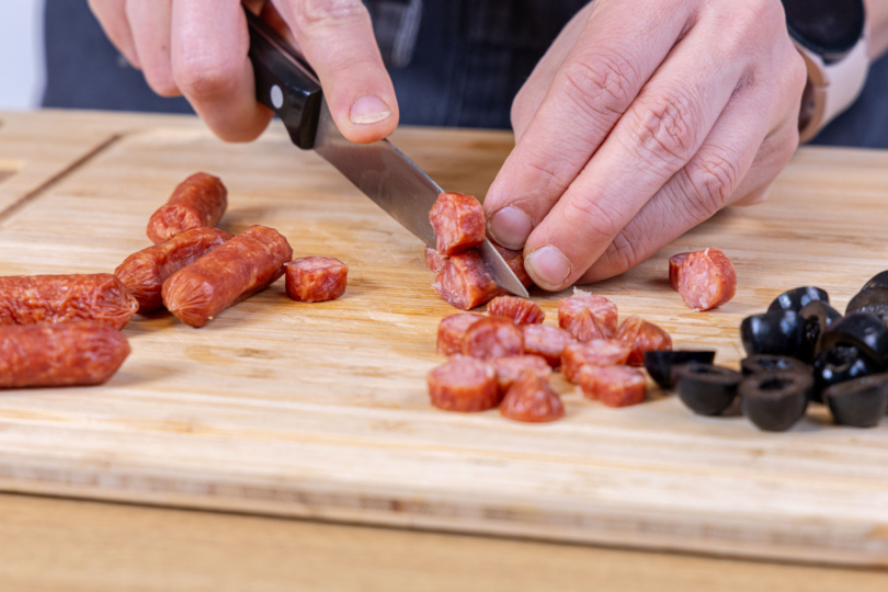 Salami und Oliven schneiden