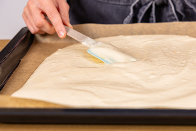 Biskuitteig auf Backblech verstreichen