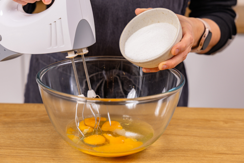 Eier mit Zucker aufschlagen