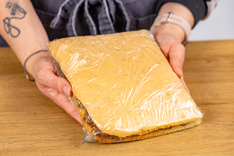 geschichteten Biskuit in Frischhaltefolie verpacken