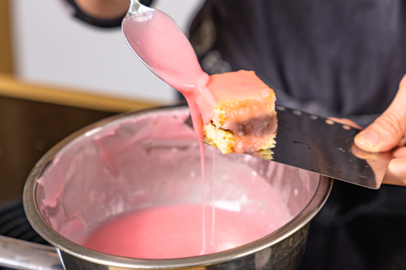 Punschkrapfen glasieren