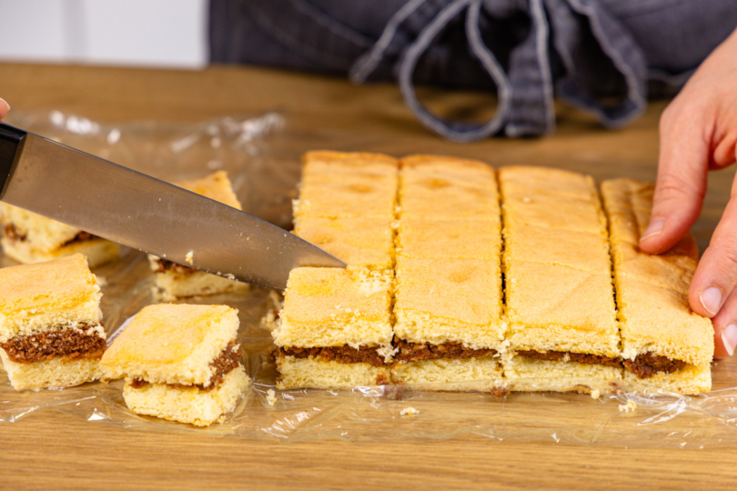 Punschkrapfen in Quadrate schneiden
