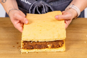 zweiten Biskuitboden auf der Füllung platzieren