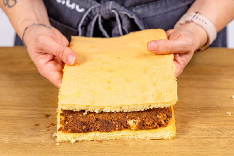 zweiten Biskuitboden auf der Füllung platzieren