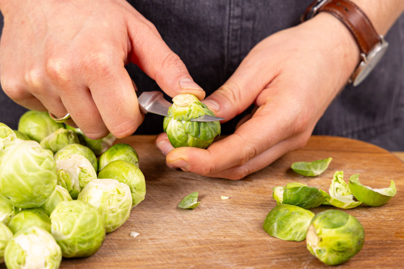 Rosenkohl putzen und frisch anschneiden